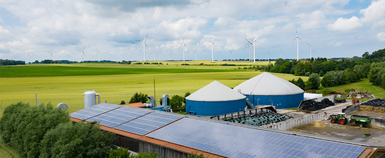 Landwirtschaftsbetrieb mit Solardächern und Biogasanlage mit BHKW © LGMV