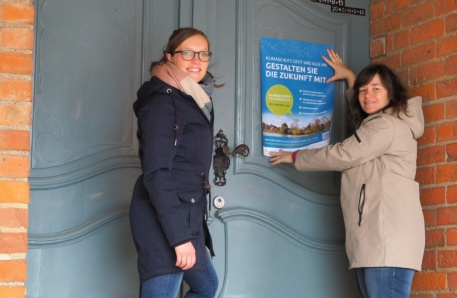 Plakate werden in Gadebusch verteilt Plakate werden in Gadebusch verteilt