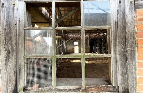 Fenster der denkmalgeschützten Reithalle in Lenschow vor Sanierung Fenster der denkmalgeschützten Reithalle in Lenschow vor Sanierung