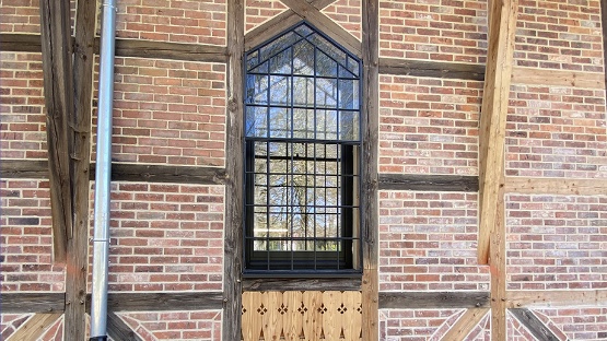 Zierelemente Fachwerk und Hallenfenster