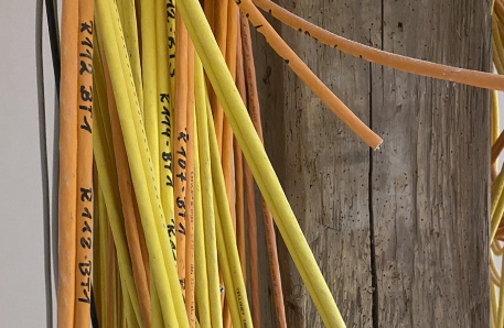 Datenkabel an altem Holzbalken