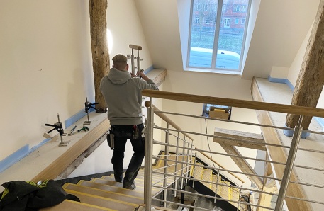 Einbau der neuen Treppe und Geländer Einbau der neuen Treppe und Geländer