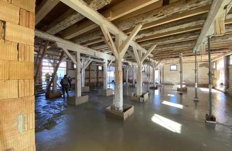 Gießen des Betonbodens Gießen des Betonbodens