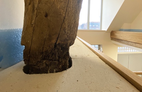 Holzbalken im Treppenhaus
