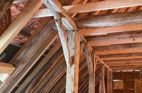 Ergänzende Holzbalken im Dachstuhl Ergänzende Holzbalken im Dachstuhl