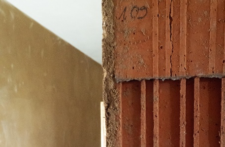 Ziegelstein mit Lehmputz Kopie Ziegelstein mit Lehmputz Kopie