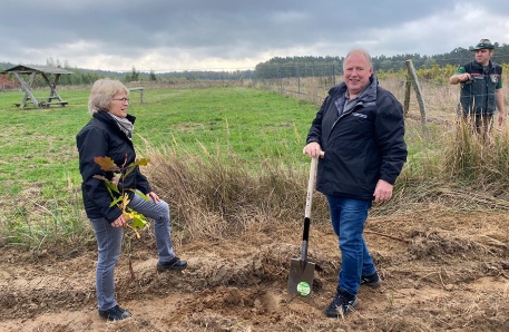 Pflanzaktion LGMV Klimawald Land Fleesensee