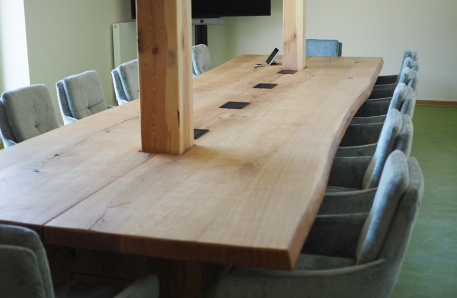 Moderner Konferenzraum mit großem Holztisch 2 Moderner Konferenzraum mit großem Holztisch 2