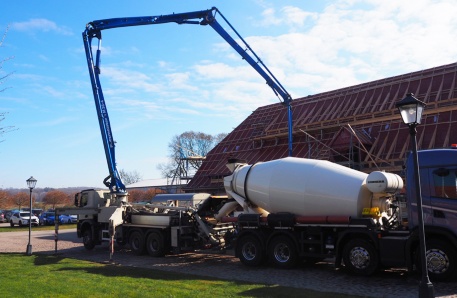 Betonmischer und Betonpumpe im April 2025