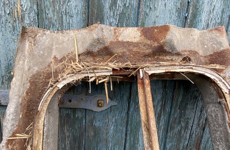 Alte Holztür und Dachfenster Alte Holztür und Dachfenster