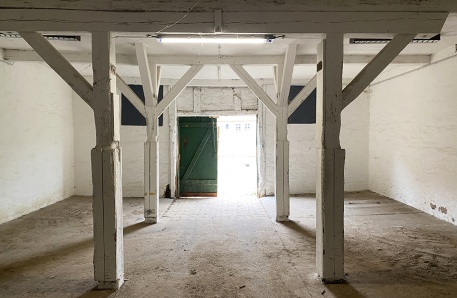 Pferdestall innen vor dem Umbau Pferdestall innen vor dem Umbau