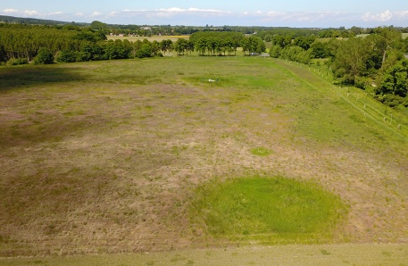 Luftbild der nordwestlichen Fläche mit Trinkwasserbrunnen und nördliche Hecke Hinter Bollhagen