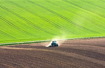 Traktor auf Acker © Bernd Jürgens  Fotolia 14017746