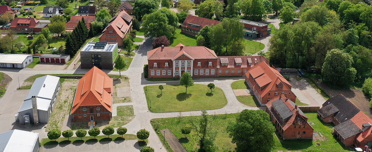 Bühne Luftbild Gutshausensemble Gülzow 2 © LGMV Luftbild Gutshausensemble Gülzow 2 © LGMV