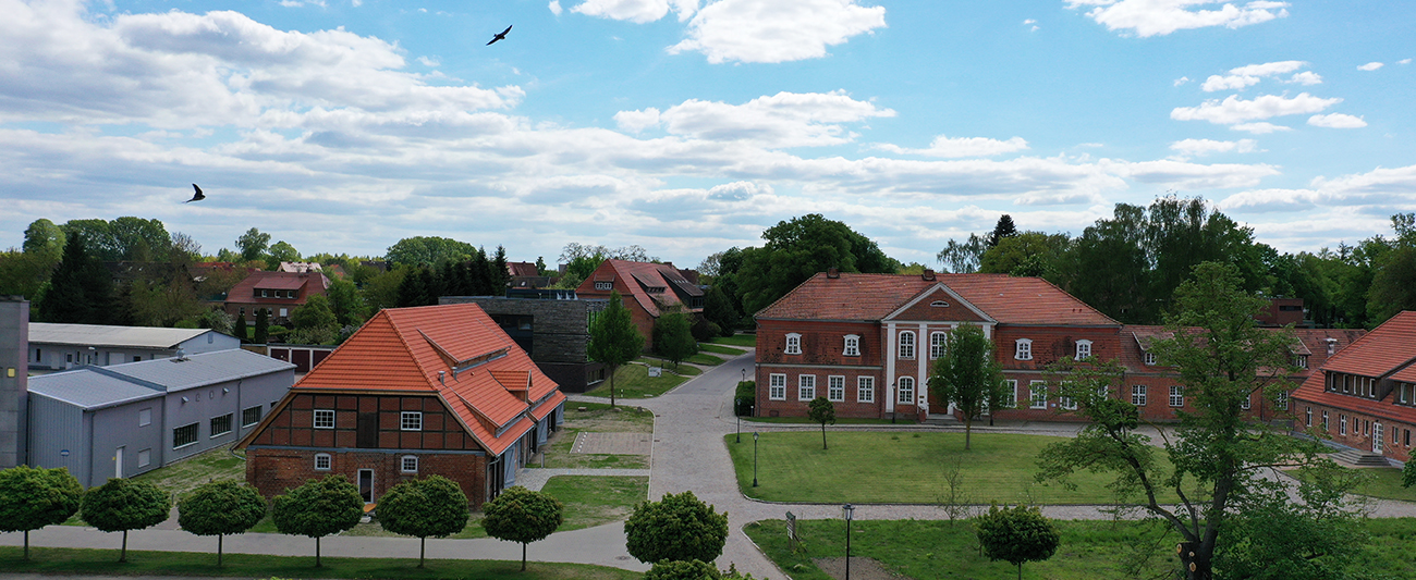 Bühne Luftbild Gutshausensemble Gülzow © LGMV Luftbild Gutshausensemble Gülzow © LGMV