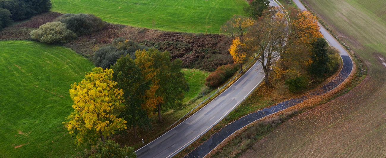 Luftbild Felder Straße und Radweg in MV © LGMV