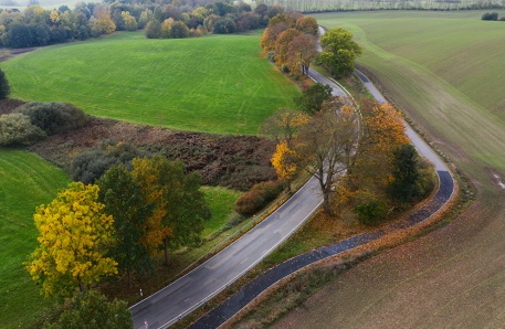 Luftbild einer Straße mit Radweg in MV